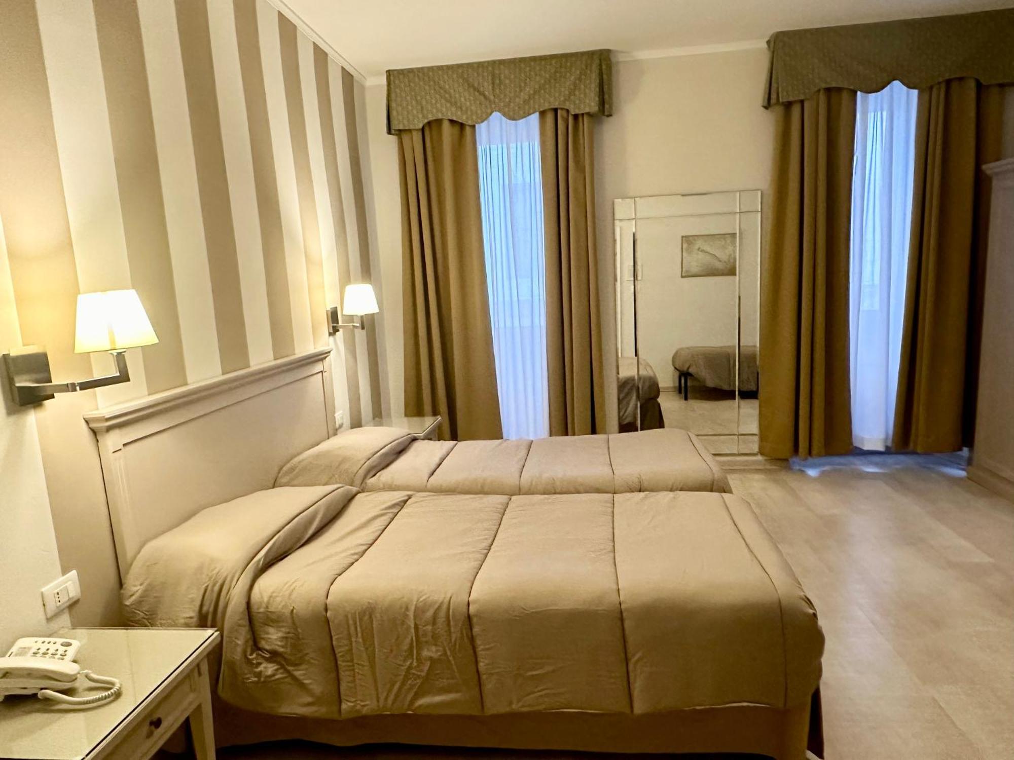 Hotel Bristol ตรีเอสเต ภายนอก รูปภาพ